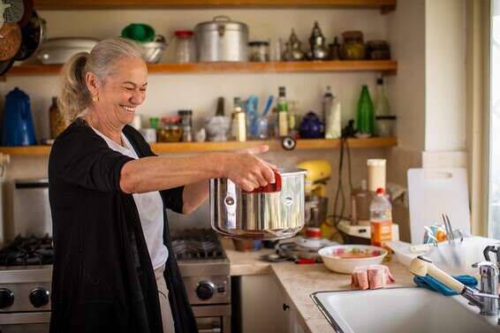 "אני תמיד שוטפת את מה שאני מבשלת. זה מקנה לי תחושת בעלות על האוכל". אנסקי במטבח // צילום: אריק סולטן